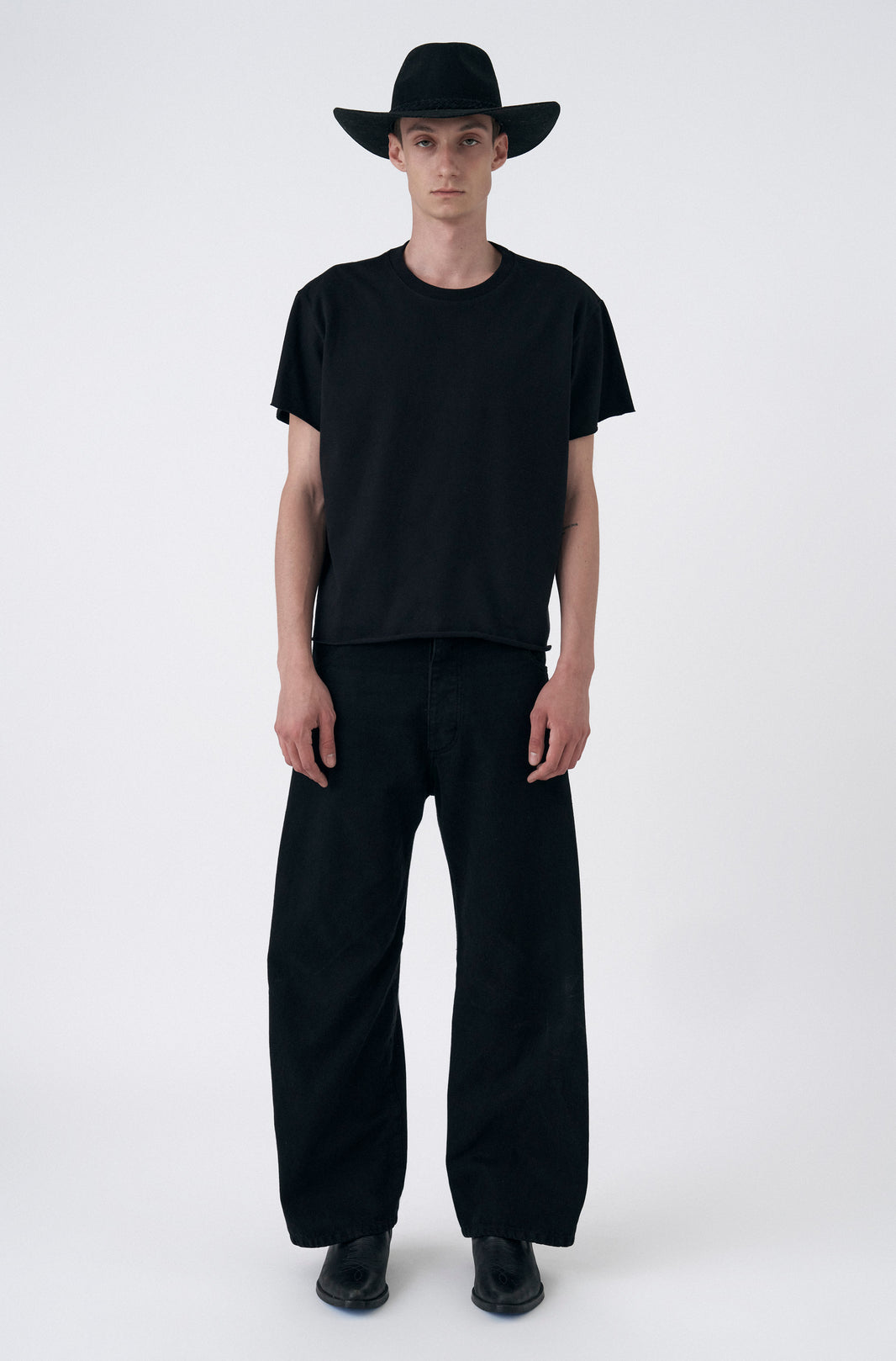 Camiseta Boxy Regular Preta Corte a Fio