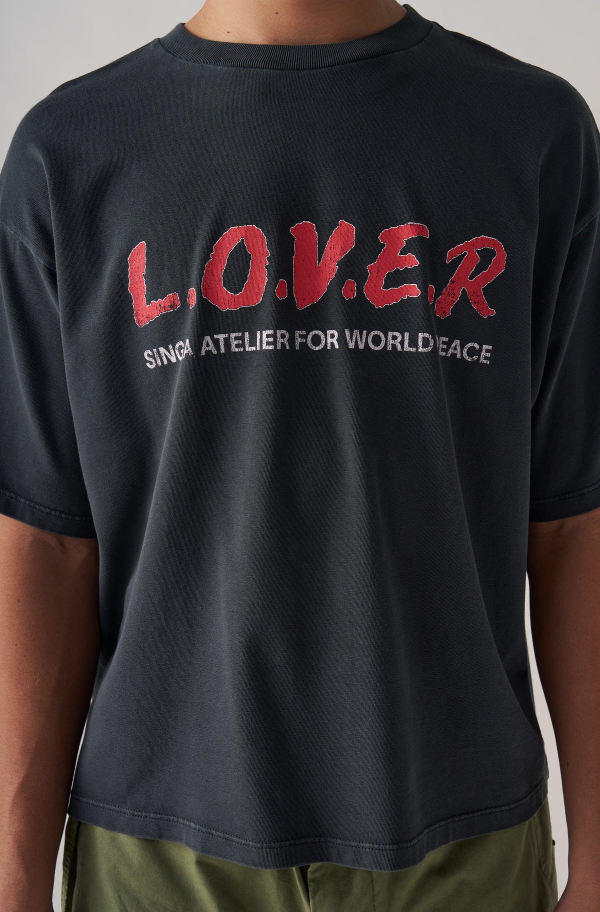 Camiseta Boxy Over Love Not War Preto Cationizado