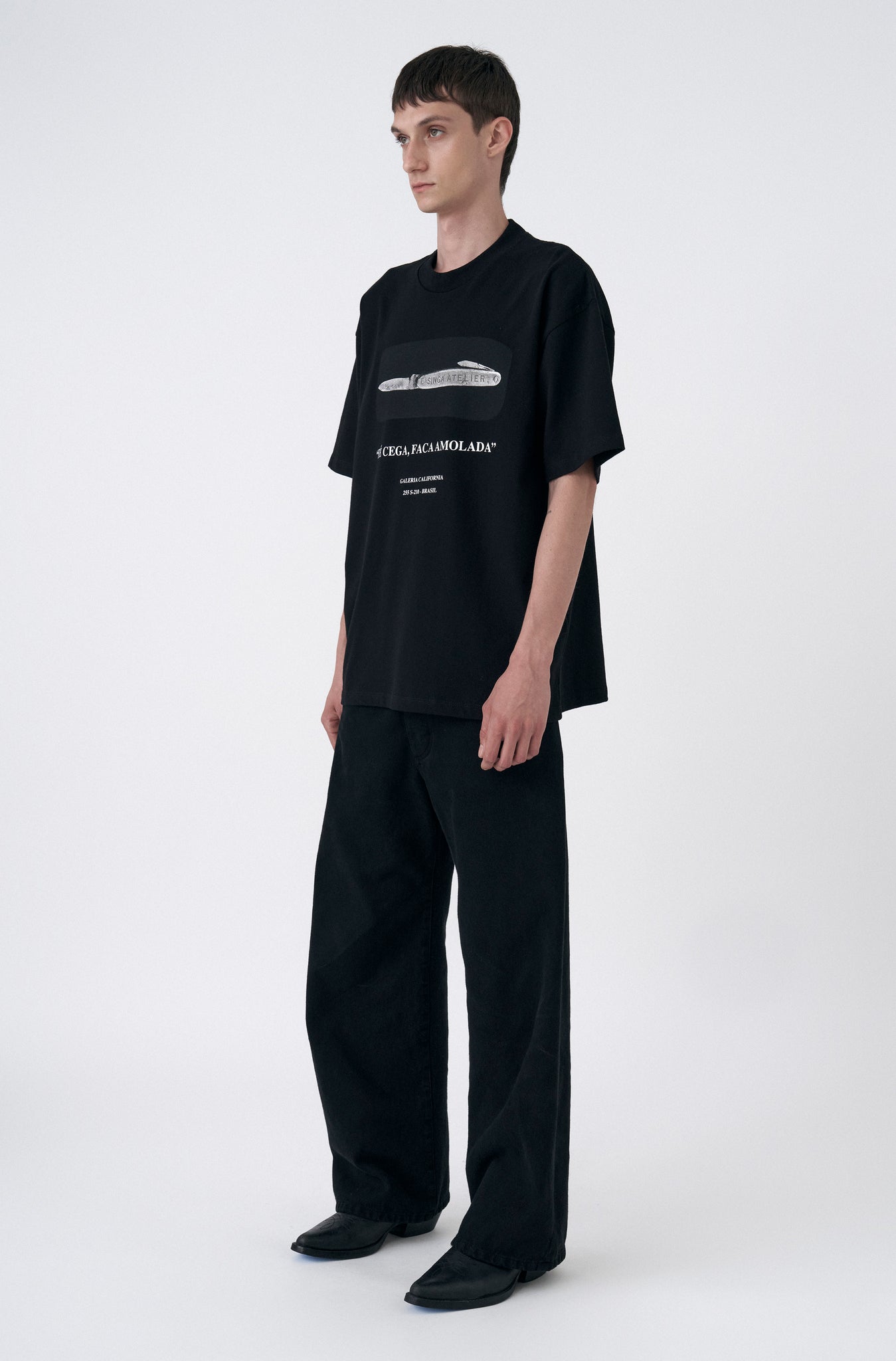 Camiseta Clássica Fé Cega, Faca Amolada Preta